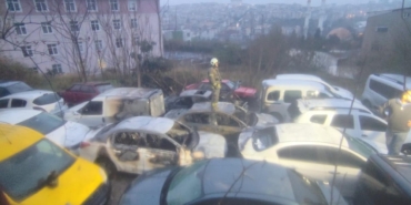 Gaziosmanpaşa’da Otoparkta Yangın: 14 Araç Zarar Gördü