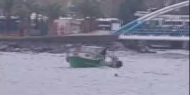 Zonguldak’ta Fırtına, Tekneyi Köprüye Sürükledi!