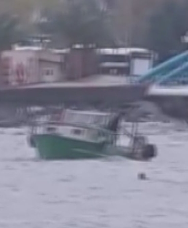 Zonguldak’ta Fırtına, Tekneyi Köprüye Sürükledi!