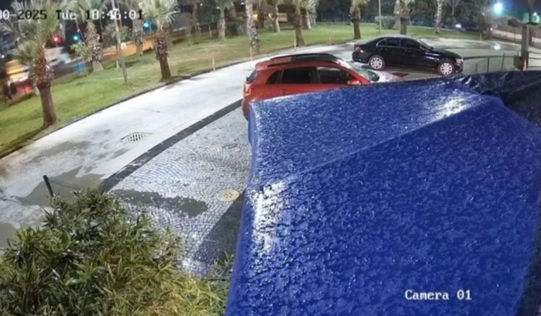 Kırmızı Işıkta Geçen Genç, Kamyonetin Kurbanı oldu!