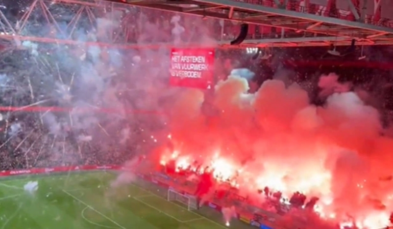 Ajax-Groningen Maçı Meşalelerle Tatil Edildi!