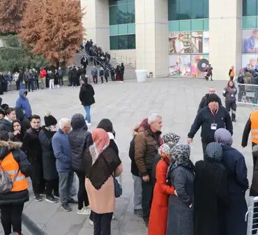 Denizli’de Ucuzluk Kuyruğu: 9 Saat Bekleyenler!
