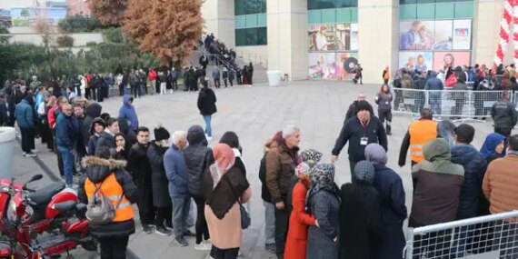 Denizli’de Ucuzluk Kuyruğu: 9 Saat Bekleyenler!