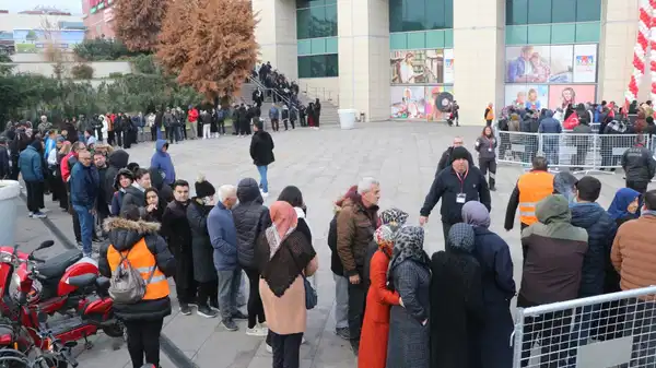 Denizli’de Ucuzluk Kuyruğu: 9 Saat Bekleyenler!