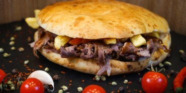 Dünyanın En İyi Sandviçi: Tombik Döner!