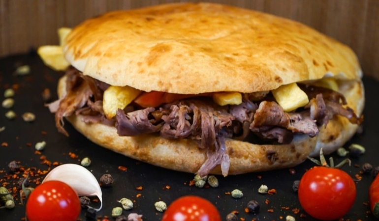 Dünyanın En İyi Sandviçi: Tombik Döner!