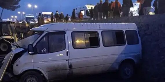 Fabrika Servis Minibüsüyle Otomobil Çarpıştı: 1 Ölü