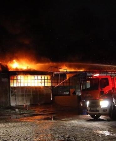 Antakya’da Oto Tamirhanesinde Büyük Yangın!