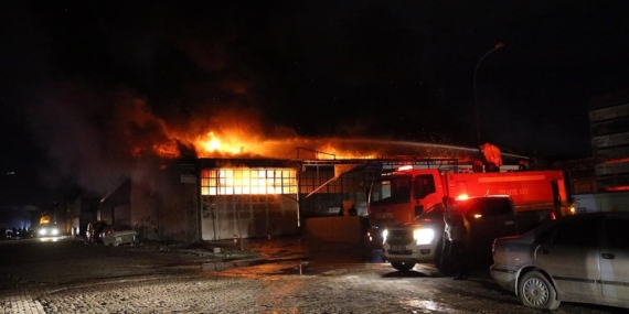 Antakya’da Oto Tamirhanesinde Büyük Yangın!
