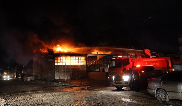 Antakya’da Oto Tamirhanesinde Büyük Yangın!
