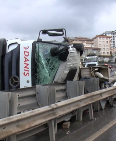 Maltepe’de Beton Pompası Devrildi, Trafik Kilitlendi!