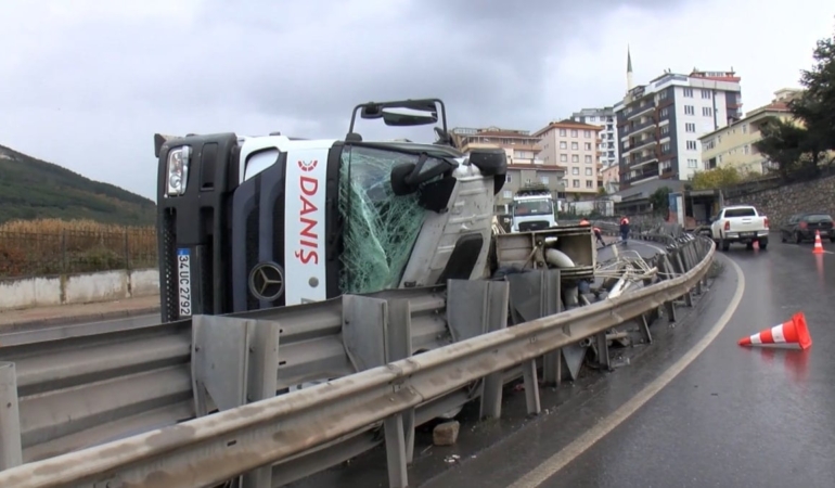 Maltepe’de Beton Pompası Devrildi, Trafik Kilitlendi!