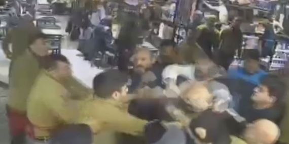 Esnaflar Arasında Kavga: Tekme ve Yumruklar Havada!