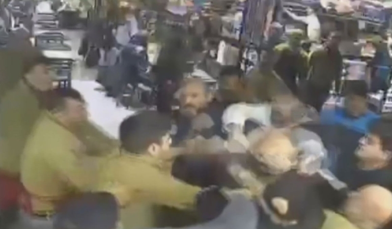 Esnaflar Arasında Kavga: Tekme ve Yumruklar Havada!