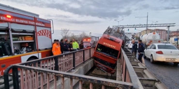 İtfaiye Aracı Lastik Patlayınca Köprü Boşluğuna Düştü!