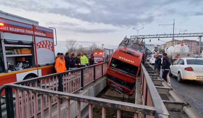 İtfaiye Aracı Lastik Patlayınca Köprü Boşluğuna Düştü!