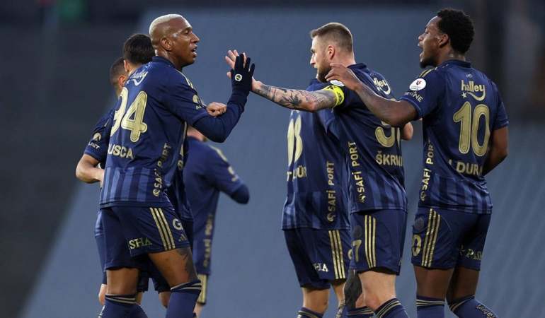 Fenerbahçe Namağlup Zirveye Koşuyor!