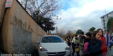 Öğrencilerin Üzerine Sürücüden Şok Hareket!