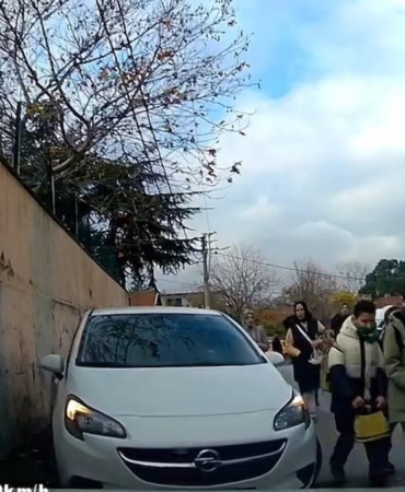 Öğrencilerin Üzerine Sürücüden Şok Hareket!