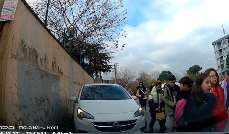 Öğrencilerin Üzerine Sürücüden Şok Hareket!