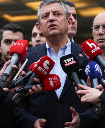 Özgür Özel’den Yılbaşı Kutlaması: Siyasi İlişkiler