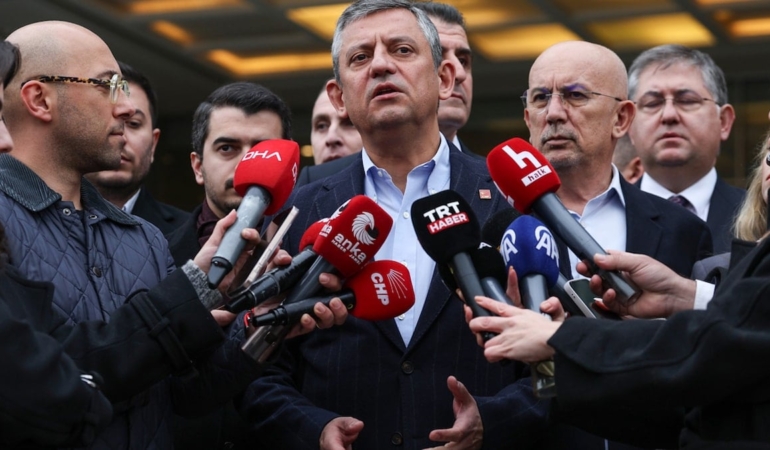 Özgür Özel’den Yılbaşı Kutlaması: Siyasi İlişkiler