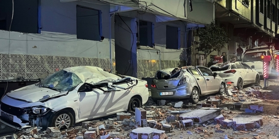 Zeytinburnu’nda Çatılan Binadan Parçalar Düşü