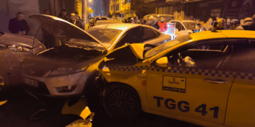 Taksinin Ters Yönü Kaza Getirdi: İki Yaralı!