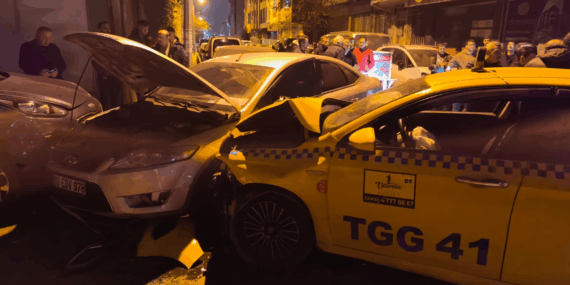 Taksinin Ters Yönü Kaza Getirdi: İki Yaralı!