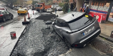 Yolda Çökme: Park Halindeki Araç Hasar Gördü!