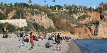 Antalya’da Sıcak Havada Sahil Kalabalığı!