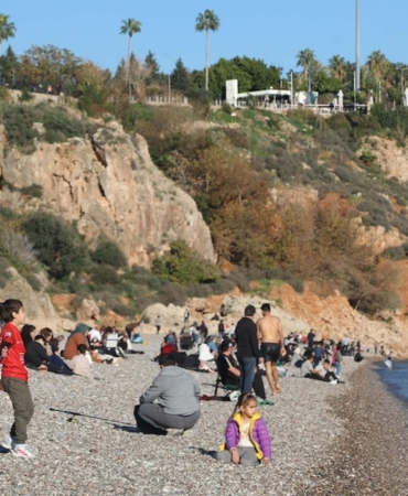 Antalya’da Sıcak Havada Sahil Kalabalığı!