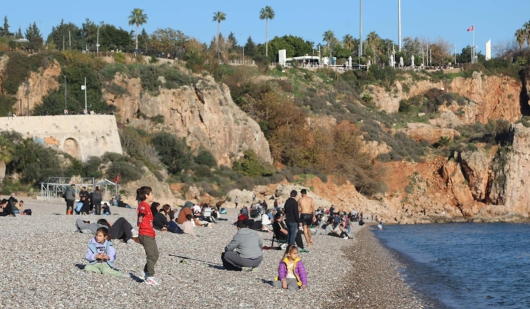 Antalya’da Sıcak Havada Sahil Kalabalığı!