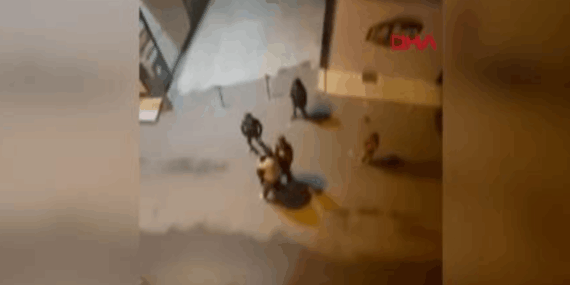 Taksici ile Kadınlar Arasında Sokak Kavgası!