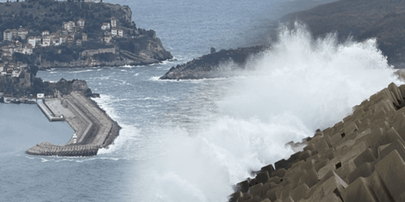 Amasra’da Kuvvetli Rüzgar Dalgaları Yükseltti!
