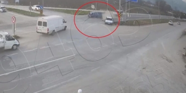 Kırmızı Işıkta Kaza: İki Sürücü Yaralandı