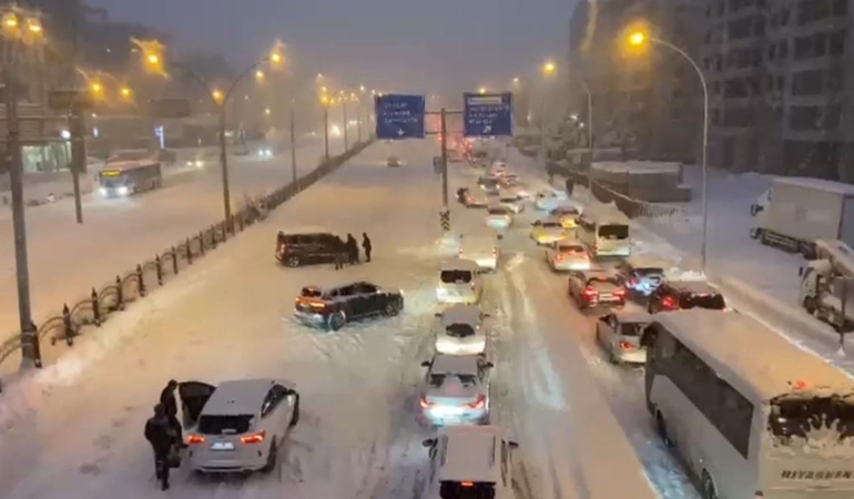 Diyarbakır’da Kar Yağışı Trafiği Felç Etti!