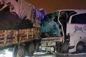 Bingöl’de Otobüs TIR’a Çarptı: 3 Yaralı!