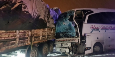 Bingöl’de Otobüs TIR’a Çarptı: 3 Yaralı!