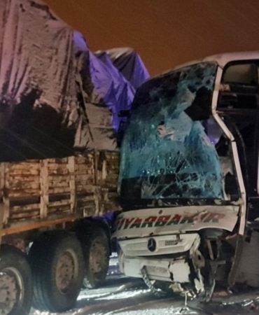 Bingöl’de Otobüs TIR’a Çarptı: 3 Yaralı!