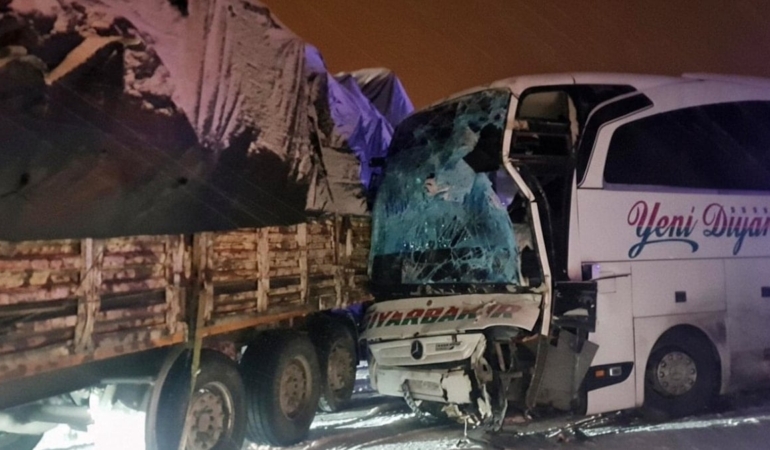 Bingöl’de Otobüs TIR’a Çarptı: 3 Yaralı!