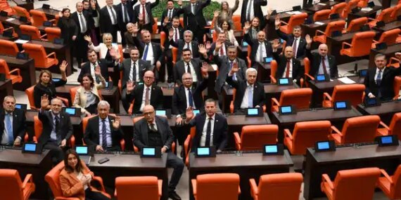 CHP’den ‘Meclis’i Terk Etmeme’ Eylemi Başladı