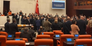 Meclis’te Emekli Maaşı Tartışmasında Arbede!