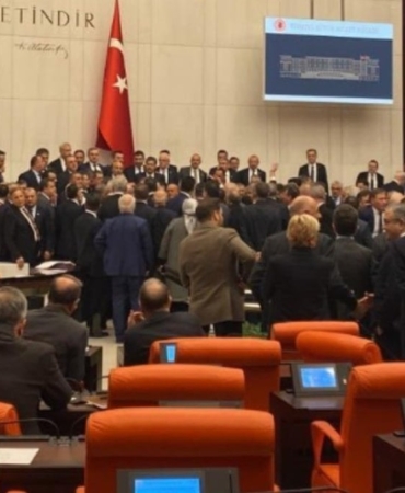 Meclis’te Emekli Maaşı Tartışmasında Arbede!