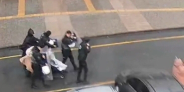 Fırtınada Anne ve Bebeğine Polis Kalkanı!