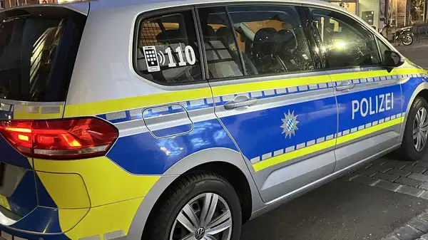 Elçilikte Protesto: Duman Bombaları ve Sloganlar