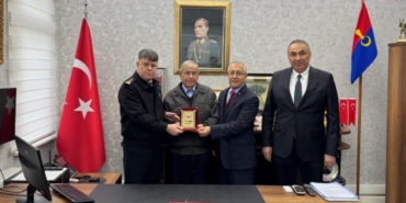 78 Yaşındaki Çiftçiden Jandarmaya Büyük Bağış!