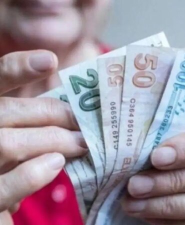 Emekliler Ücretsiz Yemek İçin Kuyrukta Bekliyor!