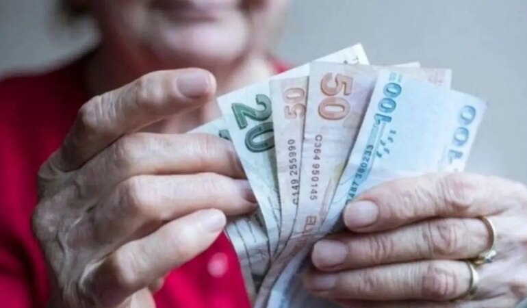 Emekliler Ücretsiz Yemek İçin Kuyrukta Bekliyor!