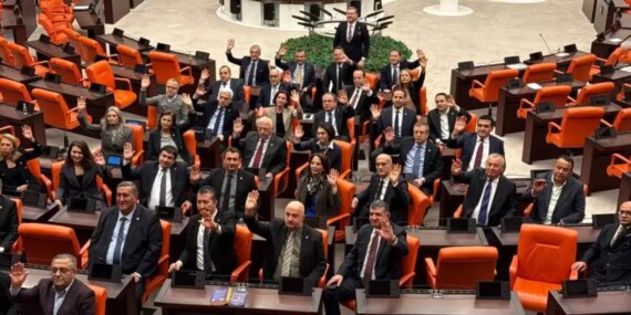 CHP, Meclis’te Emeklilerin Hakkı İçin Direniyor!